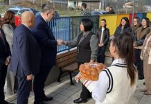 4 полицаи, 7 охранители и 9 коли около Пеевски при посещението му в Кърджали