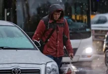 Проливните дъждове в страната преминават в сняг, автомобили закъсаха в Северозапада