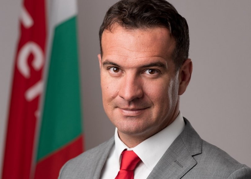 0ECCE9E6-4B1F-4451-8879-53271DF7FF1F