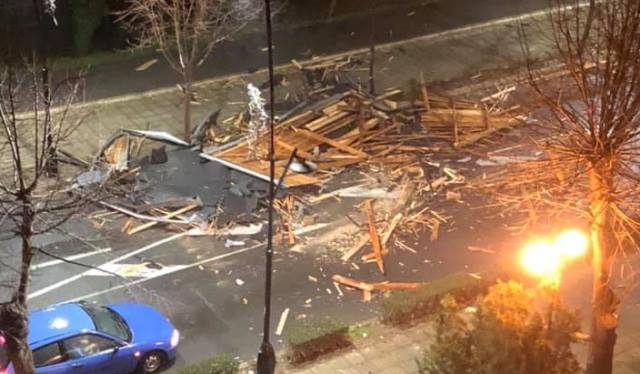 vyatar-otnese-pokriv-na-blok-v-Nesebar-1