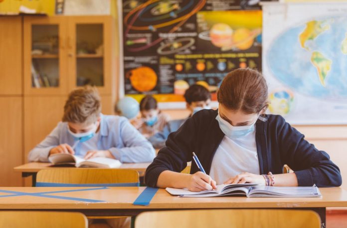 учебна-година-696x457