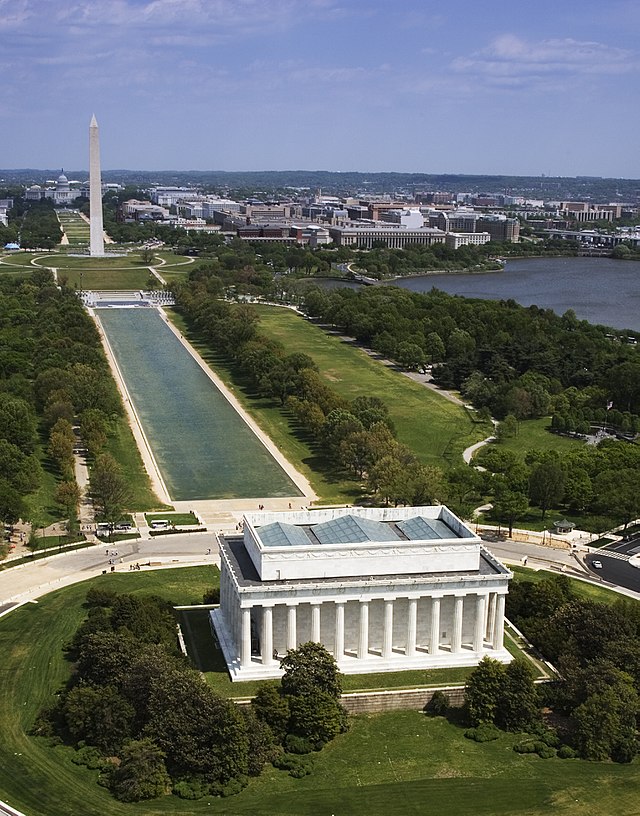 640px-National_Mall,_Lincoln_Memorial_04448v