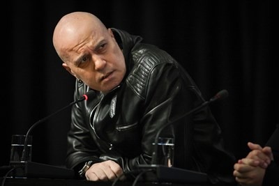 A6C99933-7852-4EE8-9731-2CA1F1A93A51