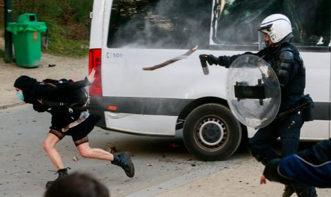 hiladi-mladeji-se-sabraha-v-parka-na-kupon-policiata-izpolzva-salzotvoren-gaz-1