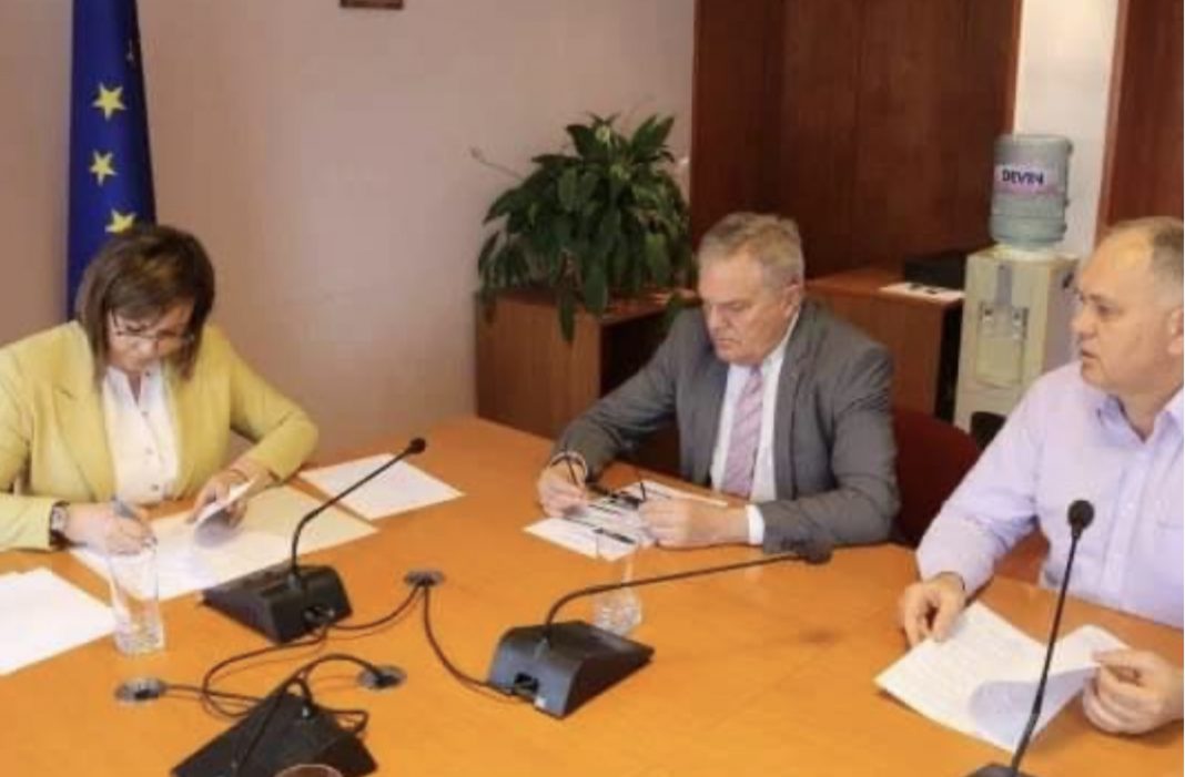 0CA8DA78-7D48-4500-A4BA-D4437AEEF81F