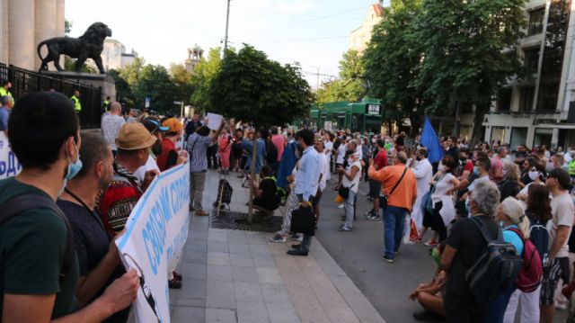 blokirat-vhodovete-na-sadebnata-palata-1