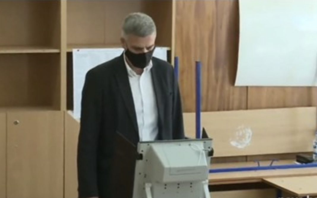 4A389F70-EDA6-4AA4-8F74-924F823CAA69