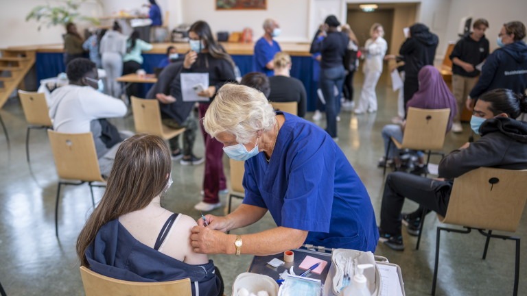 Mass vaccination against COVID-19 at high school in Oslo