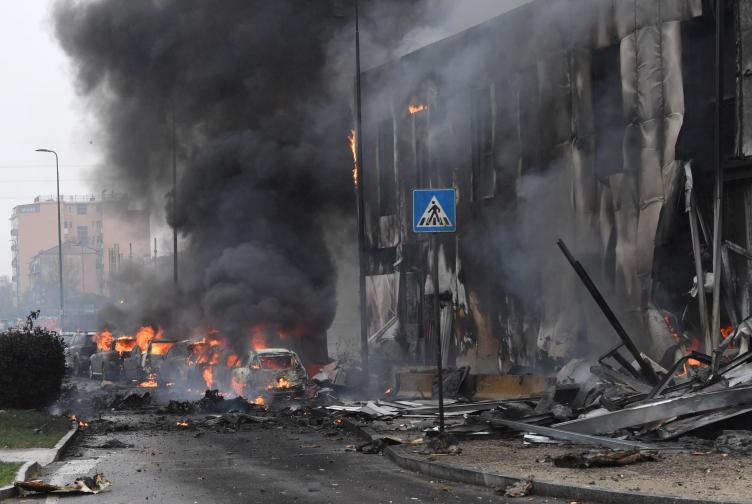 r-896-504-samolet-se-razbi-v-sgrada-v-milano