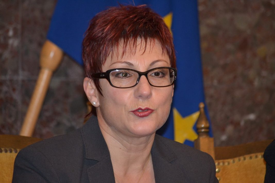 4A2C1B7D-90DD-4D96-BD4B-20E2200F02F7