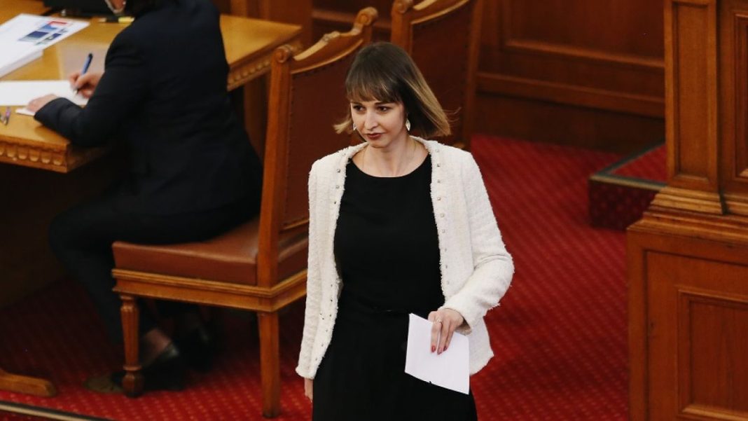 deputatka-ot-pp-prevaznasa-kiril-petkov-ot-tribunata-video-1