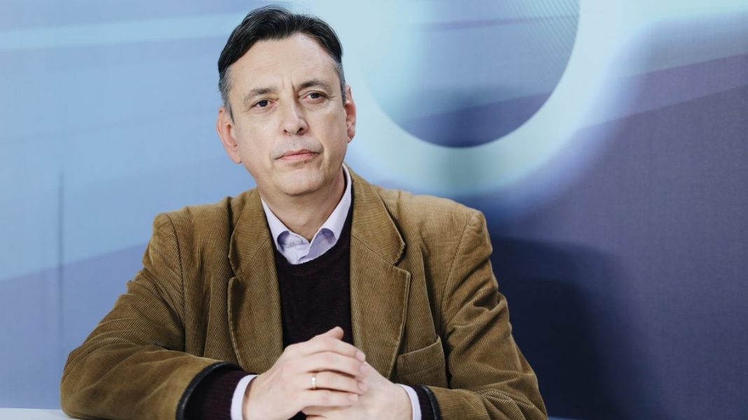 goran-blagoev-koshlukov-se-posteli-na-kilimche-pred-upravlavashtite-1