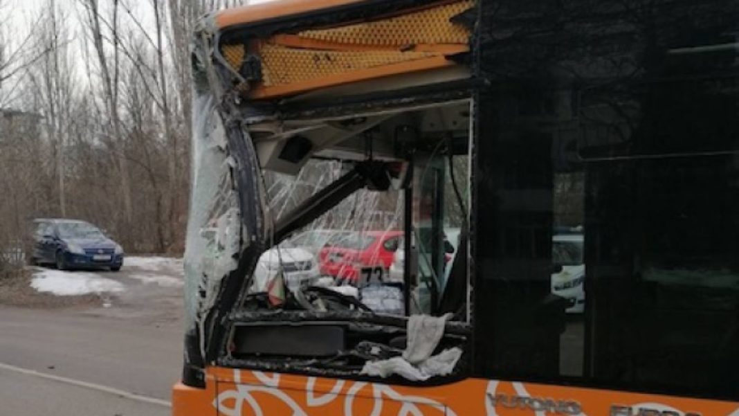 troina-katastrofa-v-sofia-mejdu-avtobus-na-gradskia-transport-kamion-i-kola--1