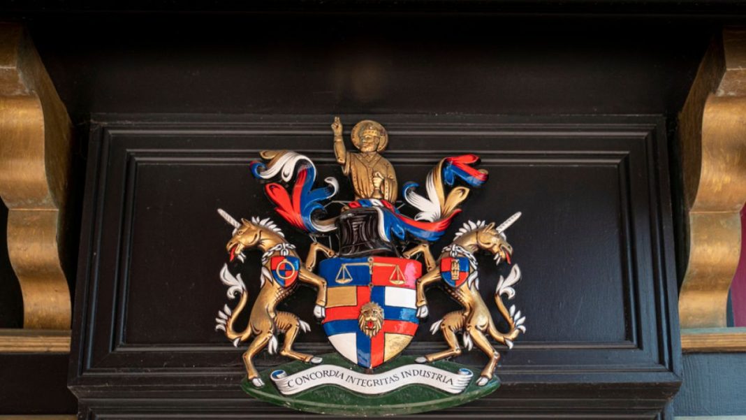 mrasnite-taini-na-nai-bogatoto-semeistvo-na-sveta-1