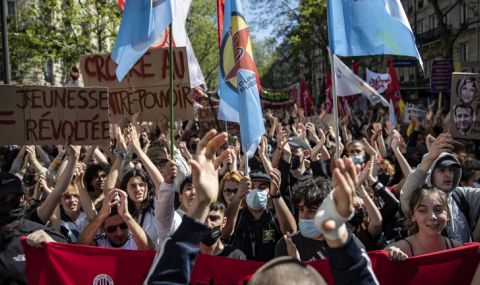 izpolzvaha-salzotvoren-gaz-sreshtu-protivnici-na-lyo-pen-v-parij-1