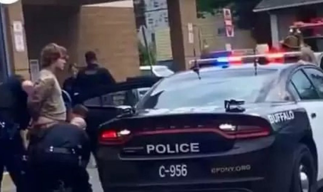 pone-10-jertvi-pri-strelba-v-bafalo-video-1