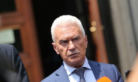 volen-siderov-zashto-dopuskat-tatuirani-silikonki-v-policiata-1