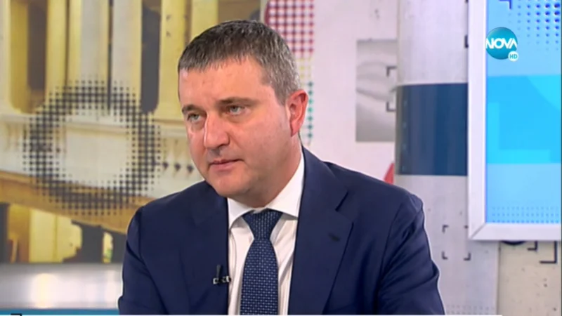 1665934444-kim-kardashian-khloe-kardashian-beauty-standard