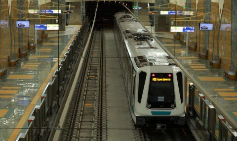 vandali-v-metroto-mladeji-razkasaha-sedalki-v-motrisa-1