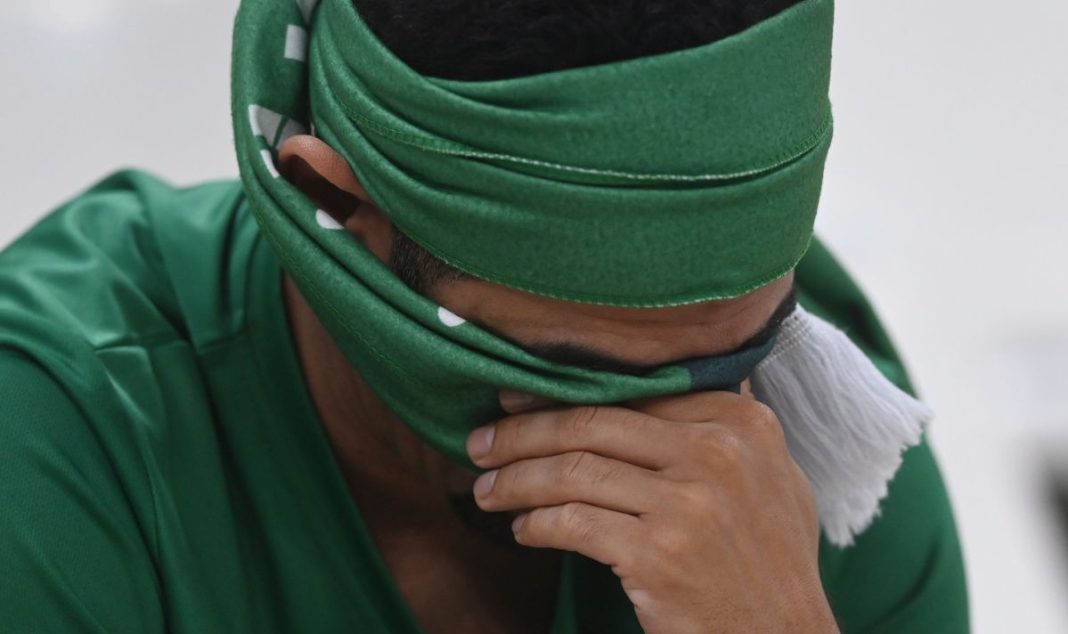 meksikanec-naraga-televizora-si-s-noj-sled-otpadaneto-na-stranata-mu-ot-mondiala-video-1