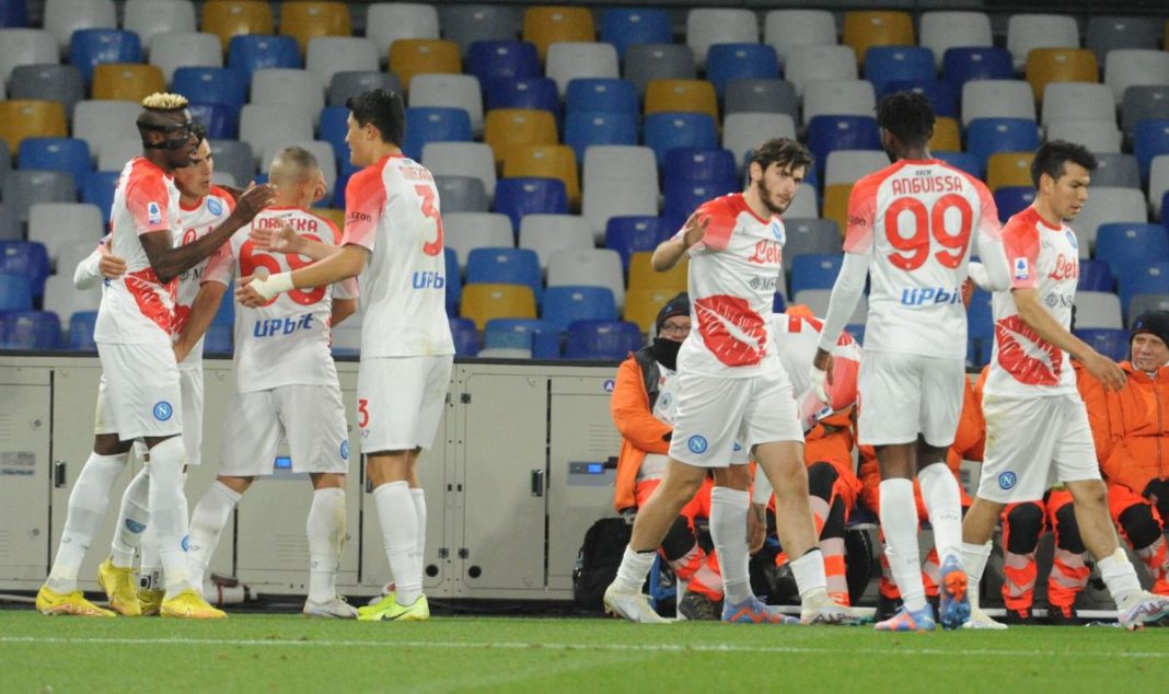 napoli-leti-kam-titlata-momchetata-ot-stadion-diego-maradona-se-vihrat-1