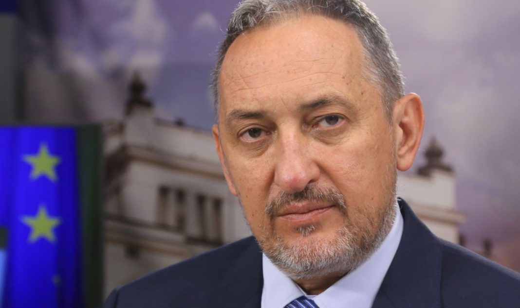 v-severna-makedonia-napraskaha-s-cheren-sprei-tabelata-na-balgarskia-klub-v-bitola-1