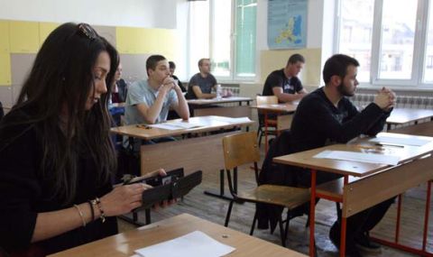 dvanaisetoklasnicite-se-avavat-na-parvata-zadaljitelna-matura-po-bel-1