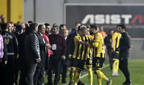 ogromen-skandal-v-turcia-besni-shefove-izvadiha-otbor-ot-terena-video-1