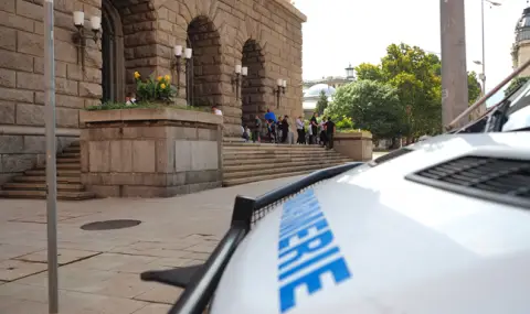 dvete-krila-na-dps-baha-pomoleni-da-osvobodat-vhoda-na-cik-jandarmeria-go-ohranava-1