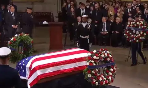 donald-tramp-se-pokloni-pred-kovchega-na-djimi-kartar-video-1