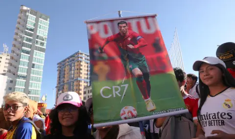 ogromna-statua-na-kristiano-ronaldo-se-poavi-na-taims-skuear-v-nu-iork-1