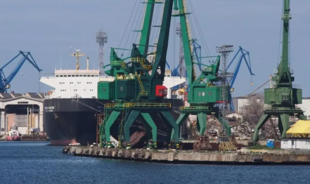 gigantski-tovaren-korab-akostira-na-pristanishte-varna-1