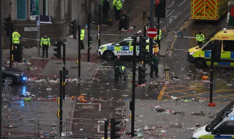 avtomobil-se-vraza-v-talpa-ot-fenove-praznuvashti-titlata-na-livarpul-2