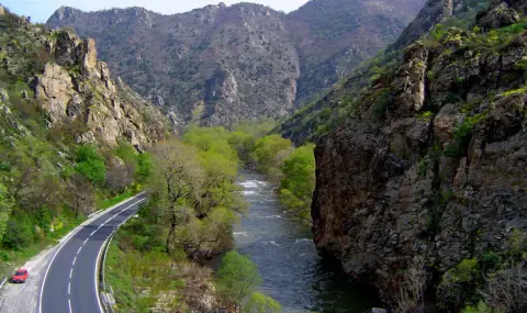 lesnichei-protestirat-na-glavnia-pat-e-79-pri-kresna-1