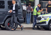 И БЕРБАТОВ НА ПЕТРОХАН? Футболистът като мутра паркира G-класа с патлак и тормози съученички на дъщерите си (СКАНДАЛНО ВИДЕО)