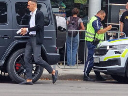 И БЕРБАТОВ НА ПЕТРОХАН? Футболистът като мутра паркира G-класа с патлак и тормози съученички на дъщерите си (СКАНДАЛНО ВИДЕО)