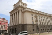 Депутатите обсъждат сметките за ток