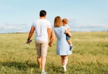 Колко пари са нужни за месечната издръжка на тричленно семейство в България