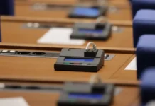 Опозицията тества Радев с проект за съкращане на чиновници