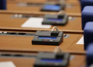 Опозицията тества Радев с проект за съкращане на чиновници