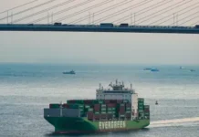 Сто кораба на Хонконг с 2 300 моряци са блокирани в Ормузкия проток