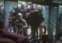 Турската полиция превзе с димки и водни оръдия централата на опозиционна партия
