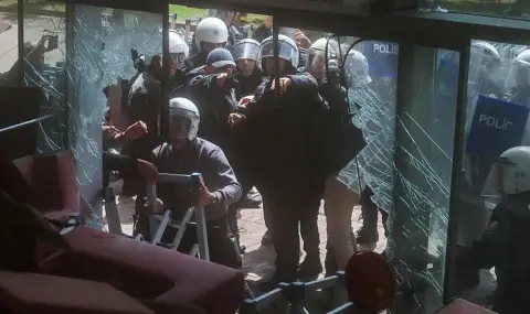turskata-policia-prevze-s-dimki-i-vodni-oradia-centralata-na-opozicionna-partia-1