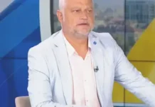 Дечев за двата паспорта на Десислава Атанасова: Защо се връща паспорт, преди да е изтекъл срокът му?