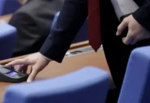 Правната комисия решава за машинния вот и район „Чужбина“ на второ четене