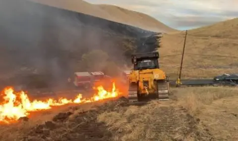 ad-pod-nebeto-v-nevada-ogneniat-kapan-houk-zaplashva-rino-1