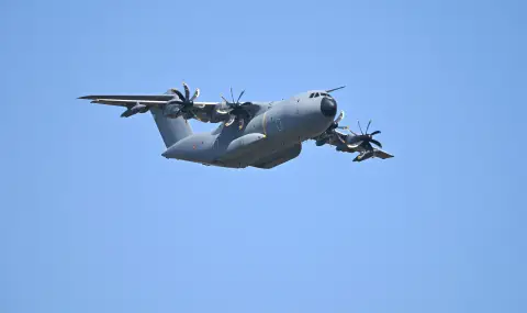 amerikanski-voenen-samolet-c-17a-kacna-v-moskva-1