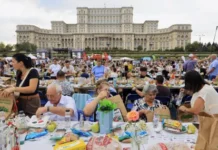 Рекорд на Гинес: 20 000 души седнаха на най-дългата маса в света в Румъния