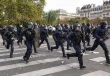 Граната откъсна ръката на 15-годишен: Франция спира употребата им срещу протестиращи