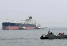 Иран сменя тактиката в Ормуз, ракети на хусите раниха четирима
